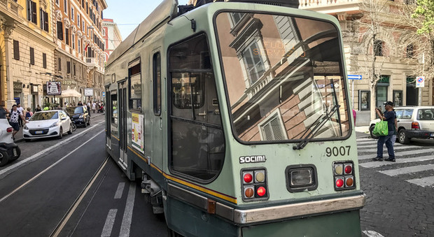 Roma, tram esce dai binari: paura a Prati. Alberi caduti, caos traffico