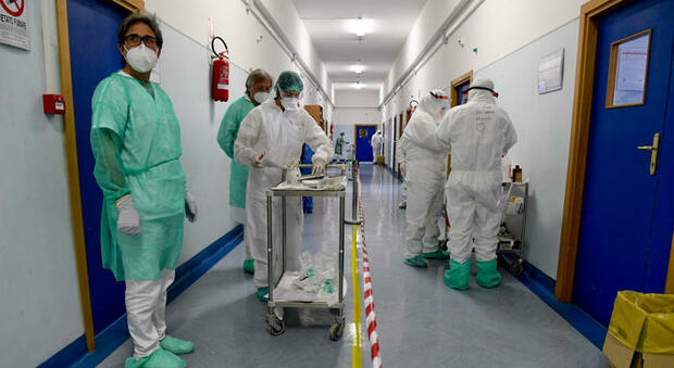 Covid a Napoli, ospedale Cotugno tutto esaurito: «Peggio di un anno fa, reparti pieni di No vax»
