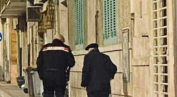 Un anziano da solo in giro di notte, il carabiniere lo accompagna a casa: la foto è virale sui social