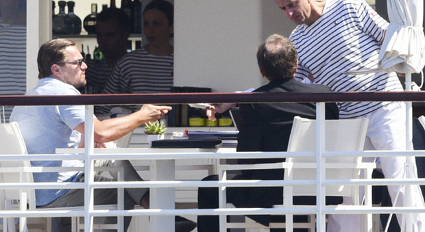 Leonardo Di Caprio, pranzo di lavoro mentre a casa l'aspetta la nuova fidanzata