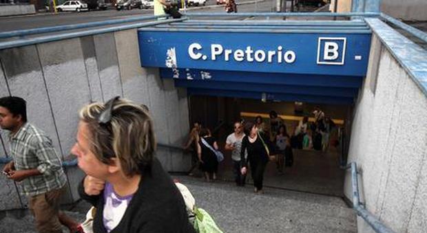 Roma, clochard infastidisce i passanti sulla metro B