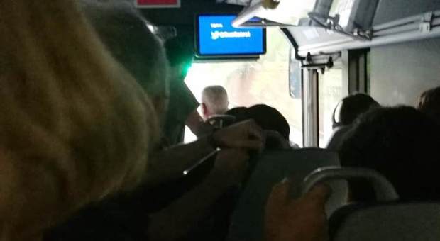 Sui bus (nuovi) come sardine: ricomincia l'anno di passione per gli studenti pendolari