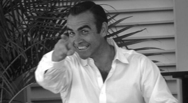 Sean Connery fa 90. Il mitico 007 che indossava i calzini rovesciati