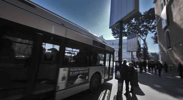 Roma, si stacca pannello di un bus Atac: passeggera ferita alla testa