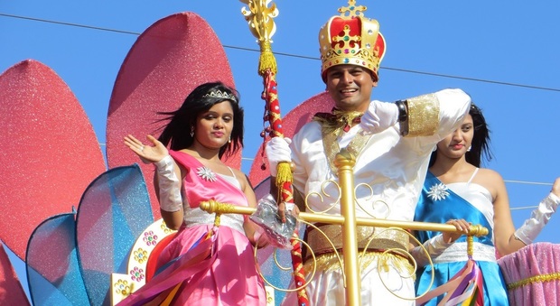 A Goa in India i colori incontrano la tradizione con Momo, dio del caos