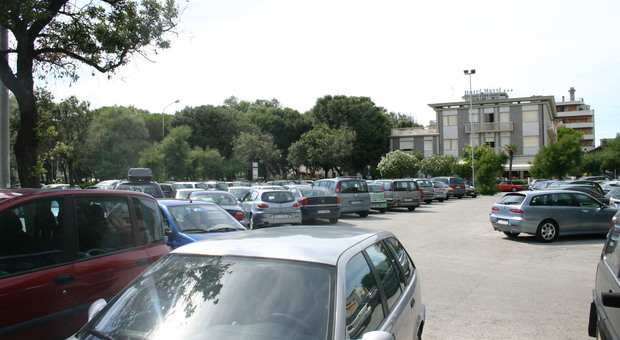 Piazzale Morandi a Senigallia: preso di mira da vandali, spacciatori di droga e parcheggiatori abusivi