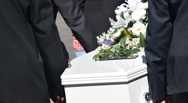 Il morto dimenticato: salma in decomposizione prima del funerale