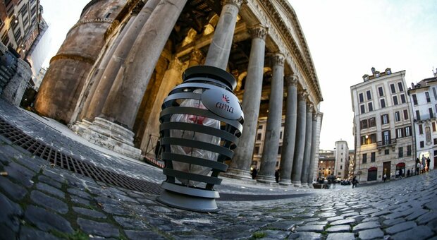 Roma, i nuovi cestini sembrano...urne cenerarie. E sul web e tra i romani parte la gara degli scongiuri