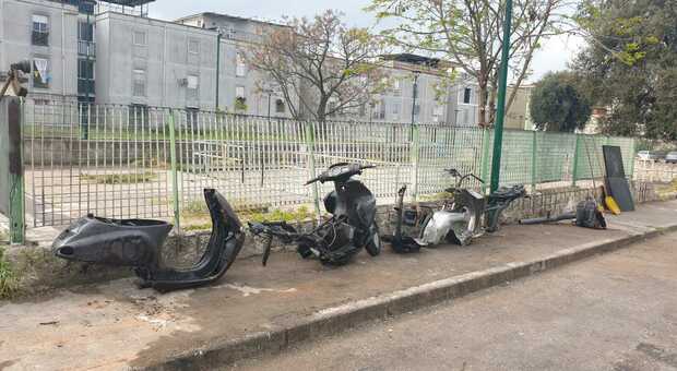 Napoli, la via dei motorini abbandonati: carcasse di fronte alle scuole a Barra
