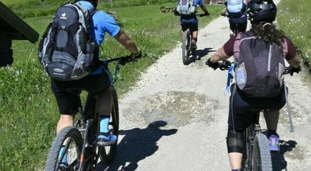 Ragazzo di 17 anni muore durante un'escursione in bicicletta: è precipitato in un burrone davanti agli amici