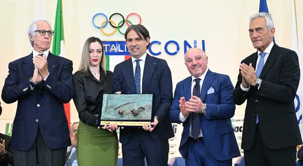Simone Inzaghi riceve il premio Bearzot: «Col sacrificio si possono raggiungere grandi obiettivi»