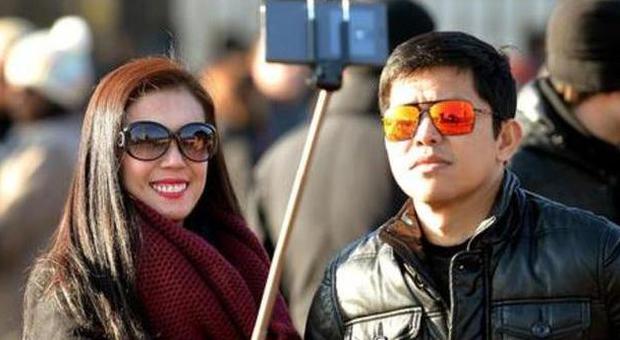 Selfie stick vietati in molte nazioni del mondo, ecco il motivo