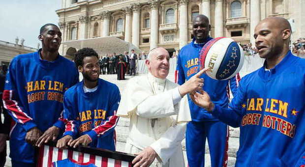 Papa Francesco gioca con il pallone degli Harlem Globetrotters