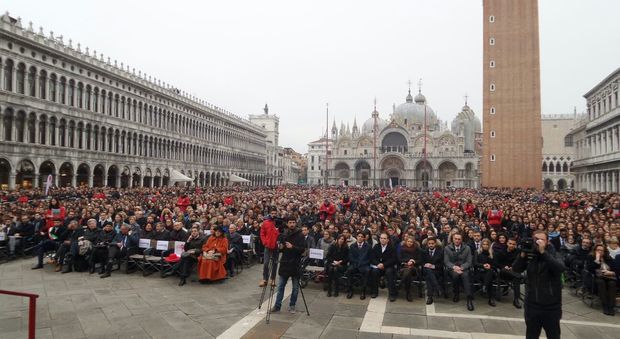 Festa di laurea in piazza San Marco con show di Roberto Vecchioni
