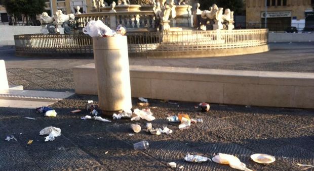 Napoli, piazza Municipio invasa da rifiuti e motorini selvaggi: residenti in rivolta