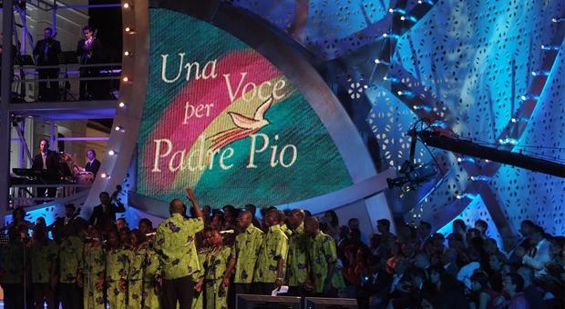 Rai 1, torna "Una voce per Padre Pio", la solidarietà diventa spettacolo. Conduce Flavio Insinna con Nino Frassica e Nathalie Guetta