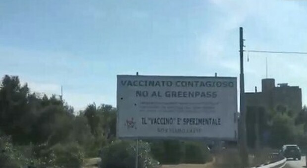 Manifesti no vax e no green pass per le strade di Cagliari: «Non siamo cavie»