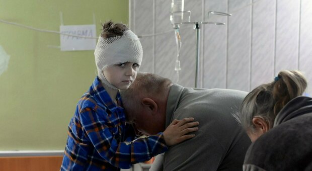 Un bambino profugo ucraino in viaggio verso un cenro di accoglienza