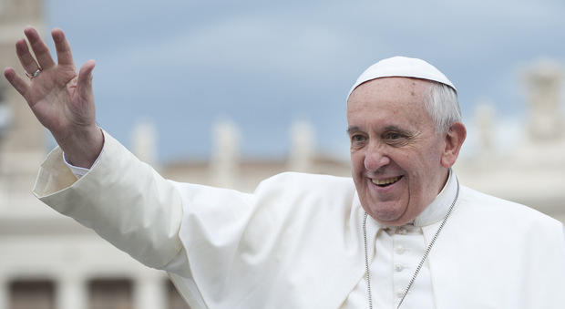 Papa Francesco accoglie 12 carcerati e li fa lavorare come volontari per accompagnare i pellegrini