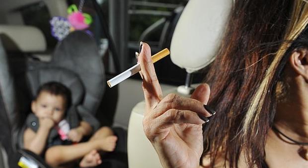 Genova, mamma fuma in auto col figlioletto: fermata e multata di 110 euro