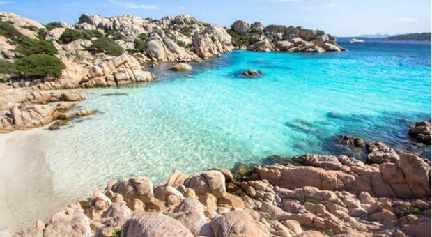 Sardegna zona bianca, modello Grecia: fioccano le prenotazioni e ora altre isole chiedono il bollino “Covid-free"