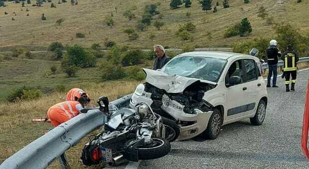 Auto contro moto sulla strada degli incidenti, feriti un motociclista di Pesaro e una donna
