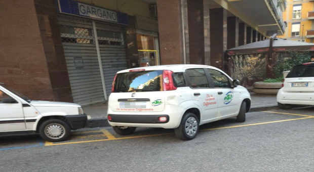 Napoli, dipendente Asia parcheggia su posto auto riservato ai disabili