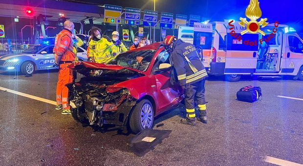 Incidente a Milano, non rallenta al casello e tampona l'auto davanti: schianto fortissimo, morte due donne
