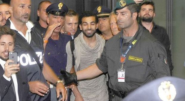 Roma, Salah è arrivato, duecento tifosi in delirio all'aeroporto di Fiumicino