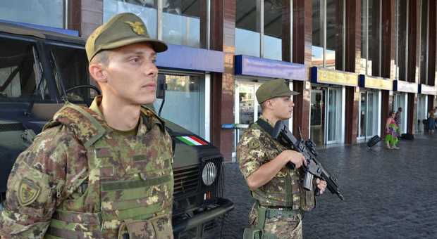Roma, lite alla stazione Termini. Militari dell'Esercito italiano bloccano straniero che cercava di rubare pistola a vigilante