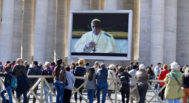 immagine Coronavirus. Angelus con il Papa sui maxi schermi (foto Daniele Leone/Ag.Toiati)