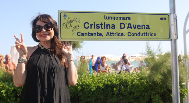 Cristina D'Avena, stella del lungomare di Jesolo: le è stato intitolato un tratto dell'arenile