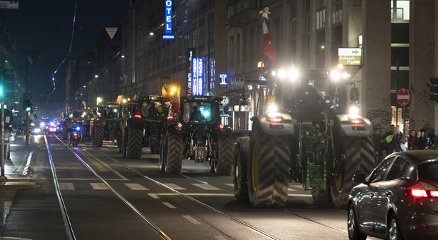 Agricoltori, trattori nel centro delle città: caos anche a Milano. Meloni: «Sosteniamo le loro richieste». Perché sono scesi in strada
