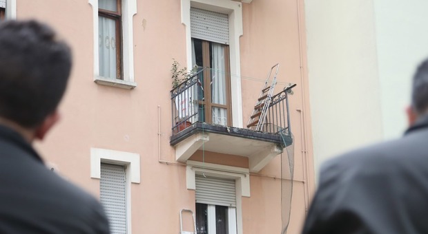 Il balcone ceduto a Brescia (Fotogramma)