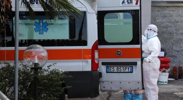 118, prima aggressione dell'anno a Napoli: ambulanza accolta a calci