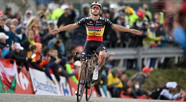 Vuelta, Evenpoel show nella terza tappa: vince la volata in salita, si prende la maglia rossa e cade all'arrivo