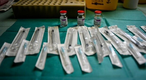 Vaccini a rilento e molti contagi: il caso-Civitanova, osservata speciale una delle capitali della movida nelle Marche