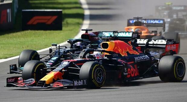 Verstappen ed Hamilton alla prima curva del Gran Premio del Messico