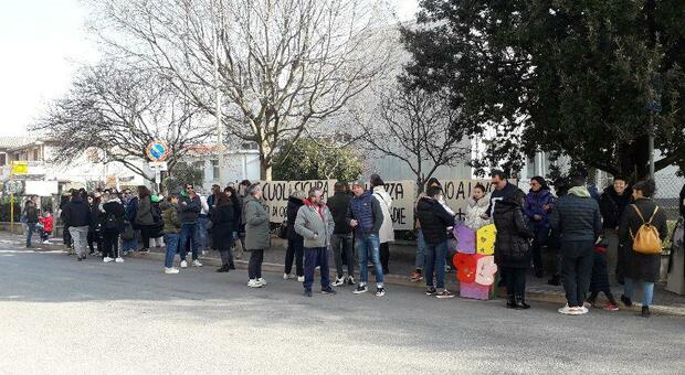 Intonaco crollato alla Gentile di Fano, i genitori protestano davanti alla scuola: «Sfiorata una tragedia, vogliamo sicurezza»