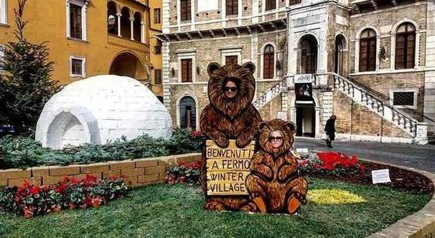 Fermo, via l'albero di Natale In piazza arrivano ​due orsi e un igloo