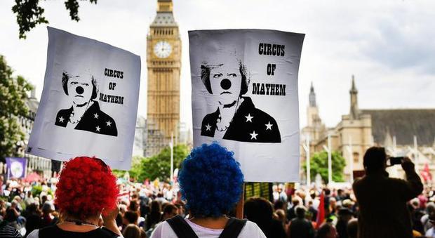Londra, in migliaia in marcia contro la May: "Dimettiti"