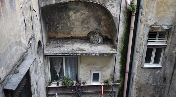 Degrado, abusi e incuria: così Napoli umilia la sua storia