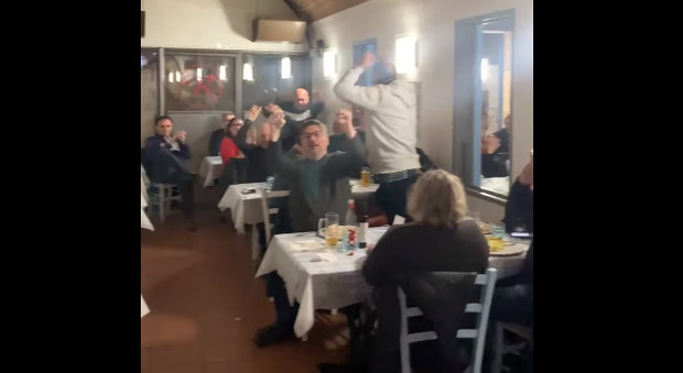 Modena, ristorante pieno nonostante le norme anti-Covid. I clienti urlano in coro: «Libertà!»