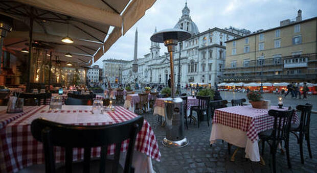 Roma e Covid. Raggi, pressing sul governo: «Aprire i ristoranti di sera»