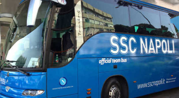 Napoli, 200 tifosi armati di spranghe assaltano il bus della squadra a Berna