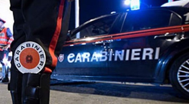 Ubriaco al volante, cerca di corrompere i carabinieri con 50 euro