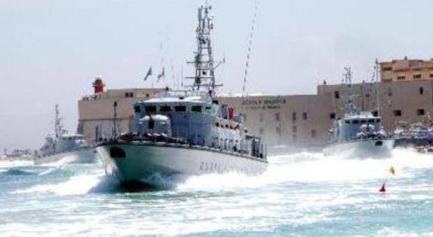 Assalto alla motovedetta: hanno sparato in quattro L'ammiraglio Angrisano: non abbiamo risposto per non mettere a rischio i migranti