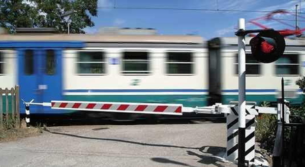 A 66 anni si toglie la vita buttandosi sotto il treno dal viadotto di Boara