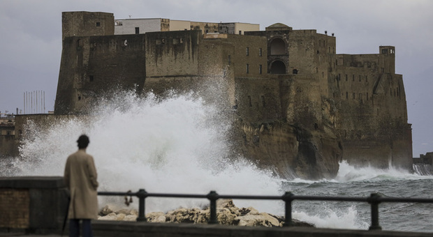bomba d'acqua a Napoli. A Ischia Maronti spazzati via, lidi distrutti sul litorale flegreo