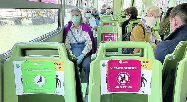 Virus, come cambiano i trasporti: aumentano i posti sui bus e non ci si siede faccia a faccia